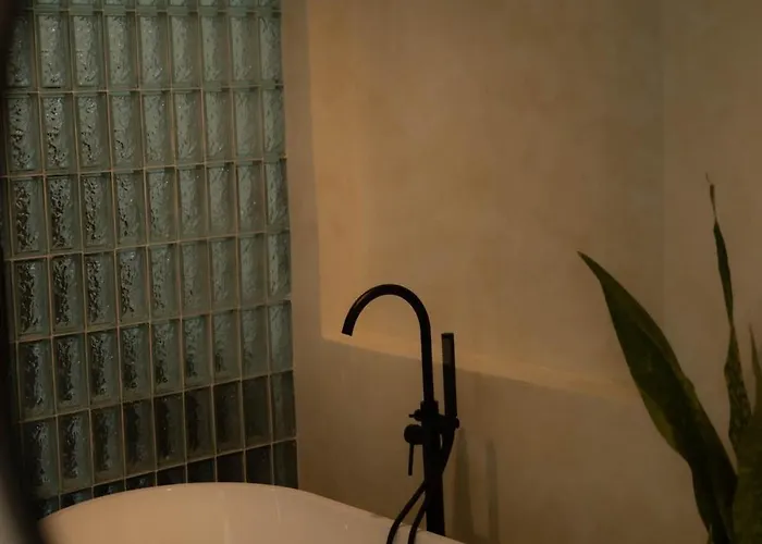 Cave 53 L Urban Sanctuary With Courtyard بيت للعطل